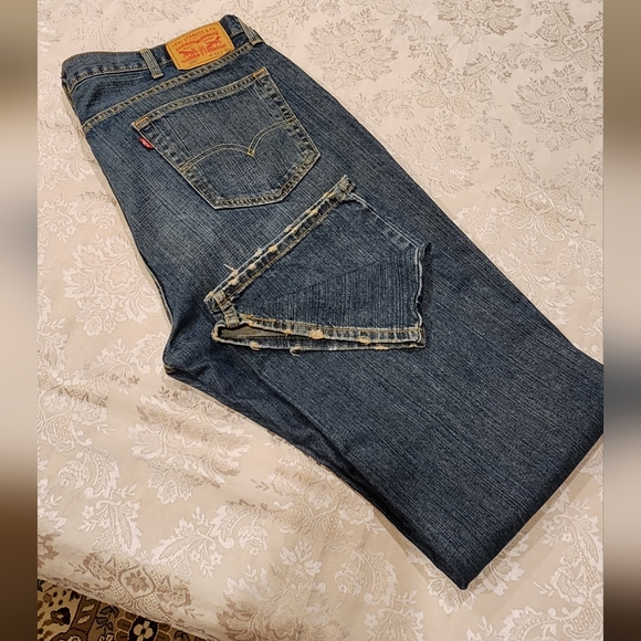 Men's Levi's 559s. Size Big and Tall 42x32 will fit 45x32.  Distressed Look. - Picture 4 of 13